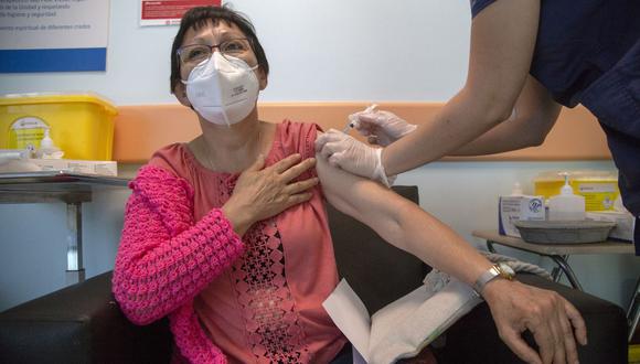 Un trabajador de salud recibe la segunda dosis de la vacuna contra el coronavirus de Pfizer-BioNTech en el Hospital Posta Central de Santiago, el 15 de enero de 2021. (CLAUDIO REYES / AFP).