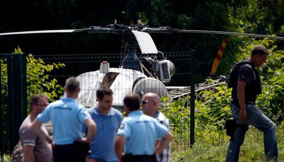 La patrulla de la policía de París cerca de un helicóptero francés Alouette II, abandonado por el ladrón armado francés Redoine Faid después de su fuga de la prisión en Reau. (Foto: AFP)