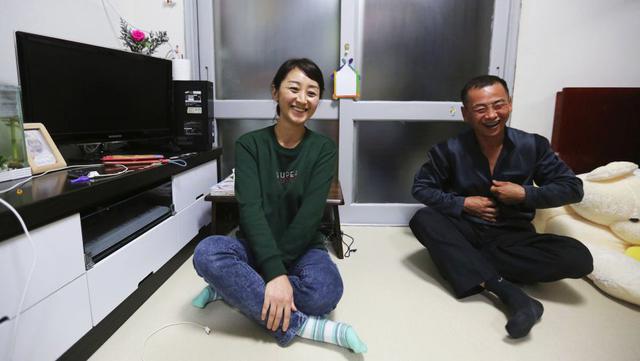 En esta foto, una mujer norcoreana desertora llamada Kim Sun-hee, de 38 años, y su marido coreano-chino Chang Kil-dong, de 48 años, sonríen durante una entrevista en su casa en Gunpo, Corea del Sur. Kim, que llegó a Corea del Sur en 2008, vive en un pequeño departamento cerca de Seúl con su esposo coreano-chino, Chang, quien la compró por 8,000 yuanes (US$ 1.200) cuando ella tenía 18 años. (Foto: AP)