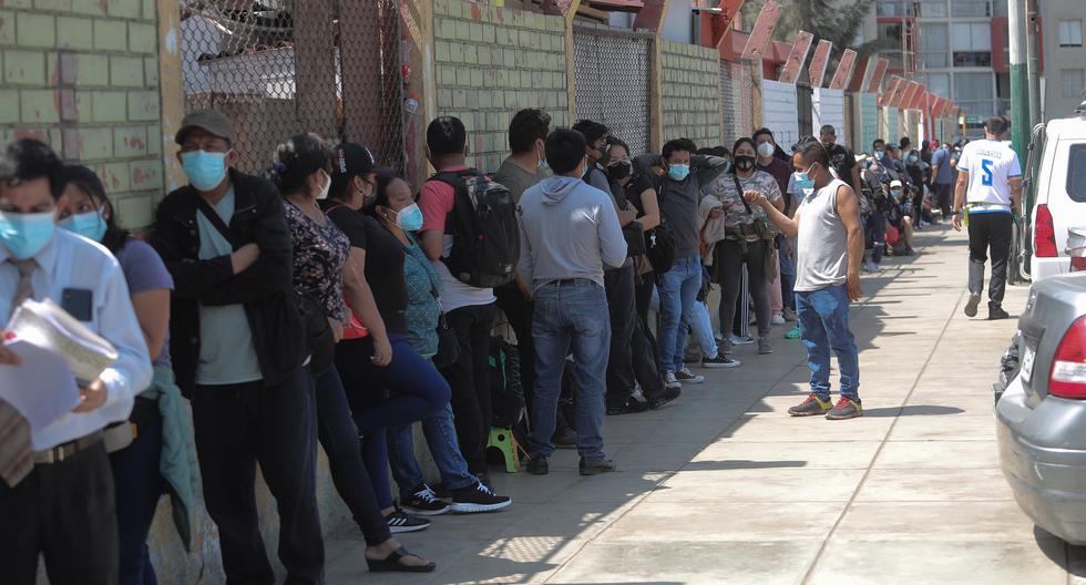 Tras confirmarse la tercera ola, ciudadanos siguen haciendo largas colas en los centros de descarte Covid por pruebas gratis. (Foto: Jesus Saucedo/@Photo.gec)