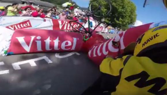 El extraño accidente de Adán Yates en el Tour de France [VIDEO]