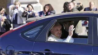 Papa Francisco no quiso ser escoltado y llegó en su sencillo Ford a la cita con el presidente de Italia [FOTOS]