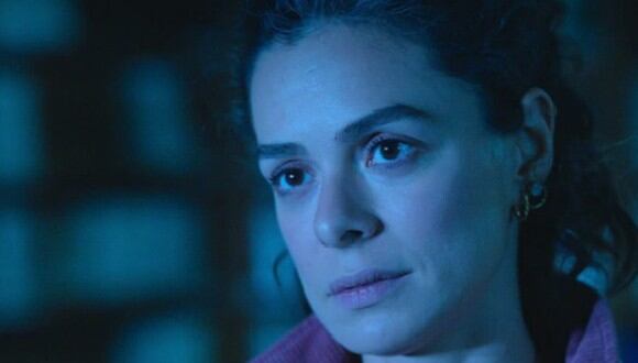 La actriz turca Ozge Ozpirincci interpreta a Defne en la serie de Netflix, “Yakamoz S-245″ (Foto: Netflix)