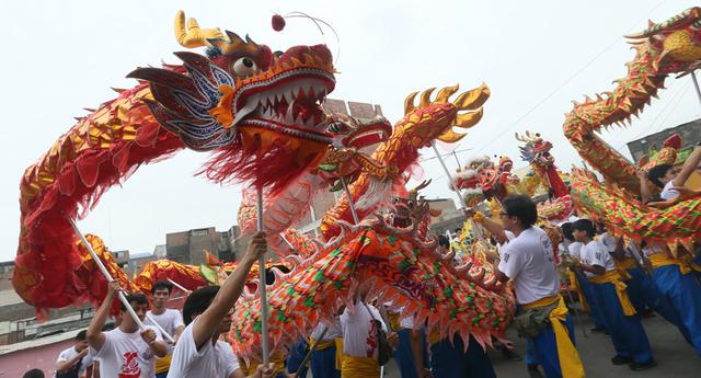 El desfile de los dragones en el barrio chino dura cerca de cinco horas.(Foto: Archivo El Comercio)