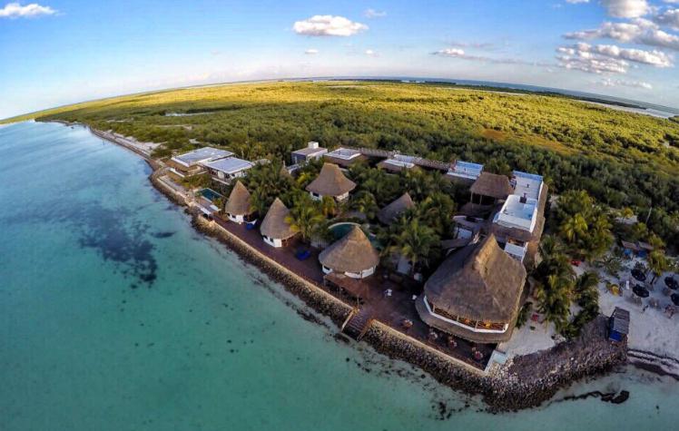 La Isla Holbox, en México, cuenta con arena blanca y aguas cristalinas con tonos color azul turquesa, que forman parte de una reserva ecológica protegida llamada Yum-Balam. Los principales medios de transporte son las bicicletas y los carritos de golf, que se pueden rentar para trasladarse entre los 40km que abarca la isla. También se pueden realizar pequeños tours a islas cercanas y parques naturales como la Laguna de Yalahau. Para llegar a Holbox, se necesita tomar un ferry que sale desde el puerto de Chiquilá. Si el viajero viene desde Cancún, se debe trasladar por carretera hasta dicho puerto, cuyo trayecto tiene una duración de dos horas aproximadamente. Despegar ofrece vuelos saliendo de Lima con destino a Cancún desde US$820 por persona.