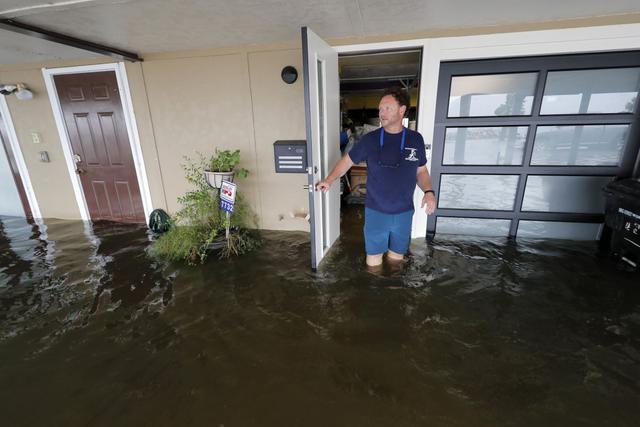 Un hombre sale de su vivienda en el West End de Nueva Orleans, mientras una marejada ciclónica golpea el lago Pontchartrain antes de la tormenta tropical Cristóbal. (AP Photo / Gerald Herbert)