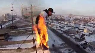 YouTube: se prendió en llamas y se lanza del piso nueve (VIDEO)