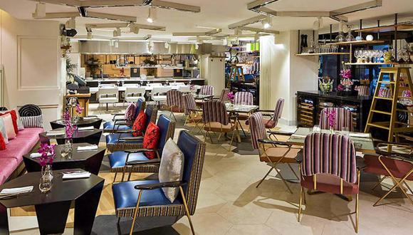 El hotel Sofitel de Singapur destila opulencia en sus distintos ambientes. Aquí vemos el área del restaurante, en la que destacan los sofás de distintos colores, las mesas poligonales y las paredes blancas que aportan luminosidad. (Foto: sofitel.com)