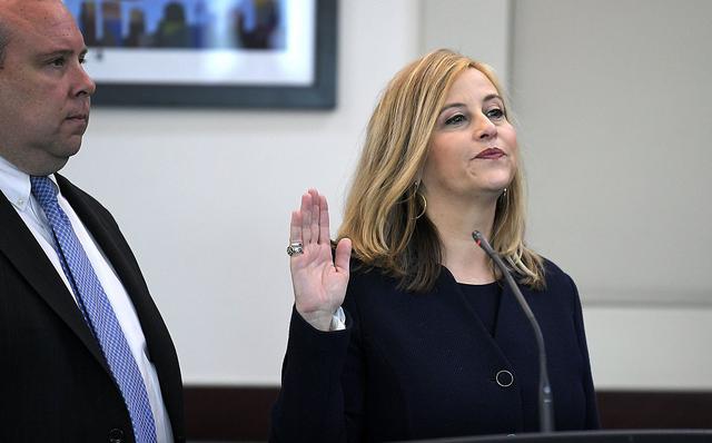 Megan Barry cuando juró como alcaldesa en el 2016. (AP).