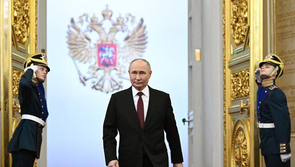 El presidente de Rusia Vladimir Putin camina antes de su ceremonia de toma de posesión en el Kremlin el 7 de mayo de 2024. (Foto de Sergei BOBYLYOV/POOL/AFP).