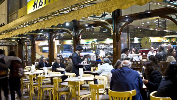 La terraza de estilo europeo del Haití es una de las más antiguas y representativas de Lima. Del centenar de platos que se encuentran en el menú, la famosísima sopa criolla y el contundente club sandwich eran un sello de la casa. Fotos: Maricé Castañeda.