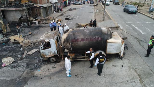 Incendio por fuga de gas dejó al menos 100 personas y 20 viviendas afectadas en Villa El Salvador.  (Carlos Hidalgo / El Comercio)