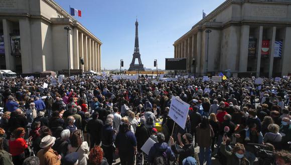 La gente participa de una protesta organizada por asociaciones judías, que reclaman justicia por el asesinato de la judía francesa Sarah Halimi, en Trocadero Plaza, cerca de la Torre Eiffel en París. (Foto AP / Michel Euler)