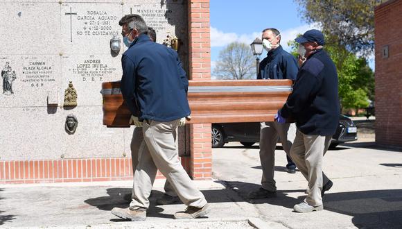 Coronavirus en España | Ultimas noticias | Último minuto: reporte de infectados y muertos domingo 5 de abril del 2020 | Covid-19 | Trabajadores de una funeraria llevan el ataúd de una víctima de coronavirus en un cementerio de Madrid. (AFP / OSCAR DEL POZO).