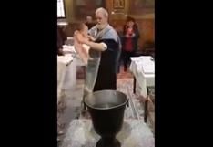 YouTube: un violento bautizo celebrado por un sacerdote en Rumania