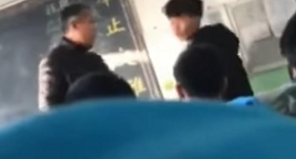 Estudiante fue golpeado por su profesor por llegar tarde. (Foto: YouTube)