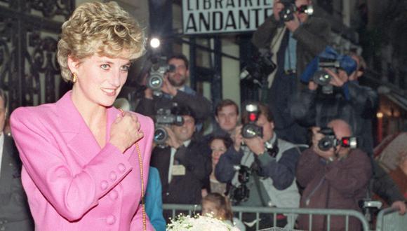 En esta foto de archivo tomada el 14 de noviembre de 1992, la princesa Diana sale de una librería en París. (Foto de Vincent AMALVY / AFP).
