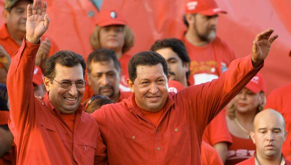 Hugo Chávez junto a su hermano Adán en una imagen del 15 de noviembre del 2008. (AFP).