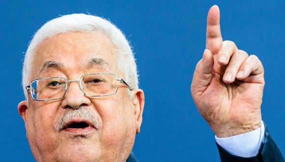 El presidente palestino Mahmud Abbas hace un gesto durante una conferencia de prensa conjunta con el canciller de Alemania luego de las conversaciones en la Cancillería en Berlín, Alemania, el 16 de agosto de 2022. (Foto de JENS SCHLUETER / AFP)