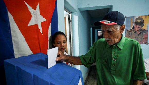 Un hombre emite su voto en un colegio durante el referéndum sobre el nuevo Código de Familia en Cuba. (YAMIL LAGE / AFP).