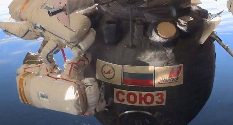 El cosmonauta ruso Oleg Kononenko examina una fuga de presión en la nave Soyuz. (Foto referencial: EFE)