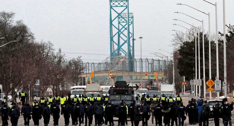 La policía se reúne para sacar a los manifestantes antivacunas que bloquearon el puente Ambassador en Windsor, Ontario, Canadá, el 13 de febrero de 2022. (JEFF KOWALSKY / AFP).