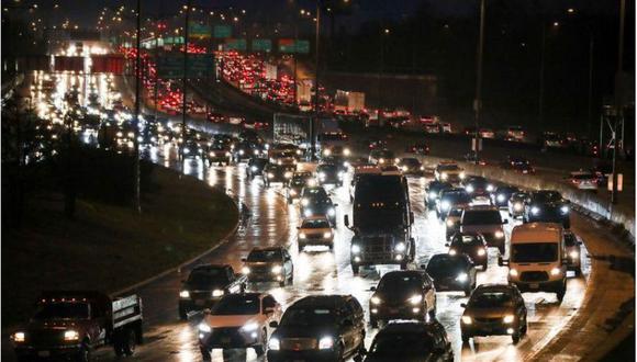 Foto del martes de una autopista congestionada en Chicago por los estadounidenses que viajan para el Día de Acción de Gracias. (REUTERS/Kamil Krzaczynski).