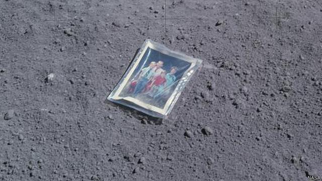 Bolsas de orina, plumas y otros objetos abandonados en la Luna - 1