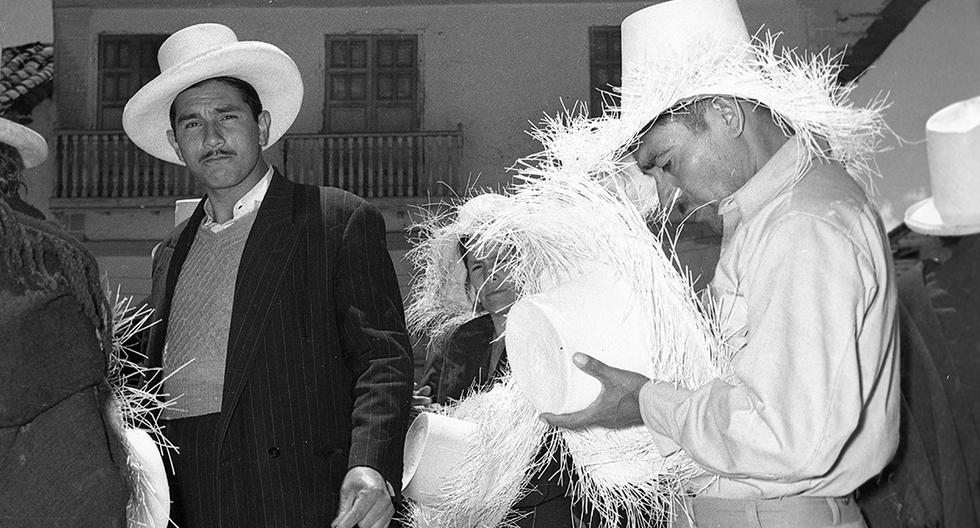 Un grupo de artesanos de Cajabamba venden sombreros en 1956. Foto: GEC Archivo Histórico