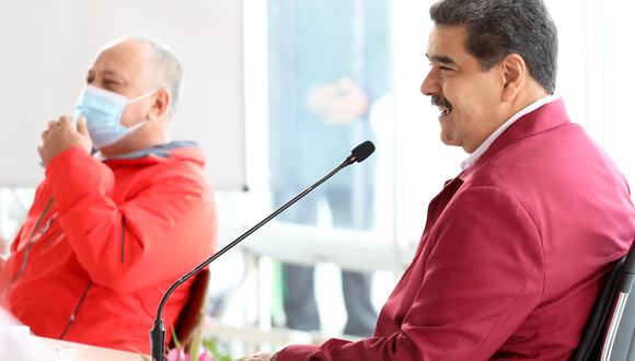 Según Maduro, quien reiteró su disposición a sentarse a negociar con “sectores radicales de la oposición”, señaló que es un logro del Ejecutivo que el antichavismo haya aceptado el diálogo con la mediación de Noruega, pese a que la última propuesta la lanzó Juan Guaidó. (Foto: Prensa del Palacio de Miraflores via EFE)