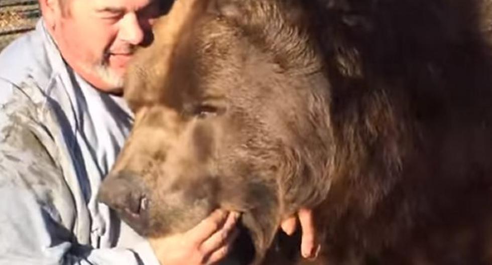 Ruso abraza a oso y emociona a público de YouTube. (Foto: Captura youTube)