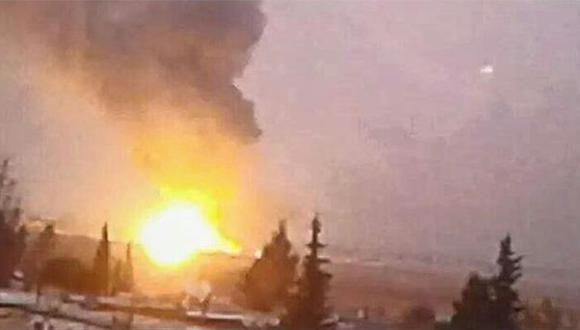 Imagen divulgada por la televisión siria de una explosión en las inmediaciones del aeropuerto de Damasco.