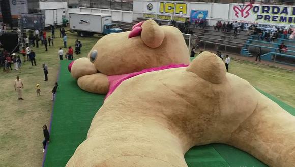 Un oso de peluche gigante deleita a la feria con su impresionante