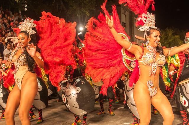 El ritmo de la samba, el color de las fantasías, las inmensas alegorías y la belleza de las mujeres convierten a la avenida Lecueder (la principal de la ciudad), en un gran sambodromo. (Foto: Difusión)