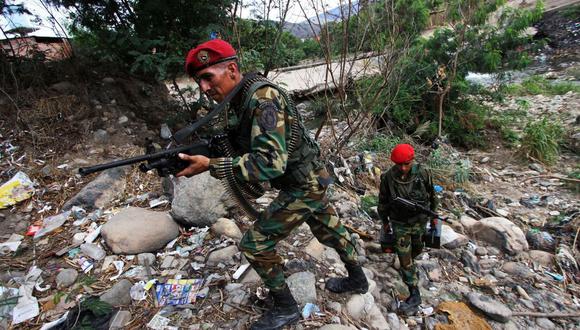 Tropas venezolanas patrullan un puesto de control cerca de la frontera entre Venezuela y Colombia en San Antonio, estado de Táchira, Venezuela, el 23 de agosto de 2015. (AFP/GEORGE CASTELLANOS/ARCHIVO).