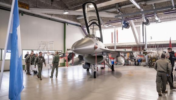 Parte de la delegación argentina descubre uno de los aviones F-16 que Argentina está comprando a Dinamarca, en la Base Aérea de Skrydstrup, en el Aeropuerto de Skrydstrup, Dinamarca, el 16 de abril de 2024. (Foto de Bo Amstrup / Ritzau Scanpix / AFP)