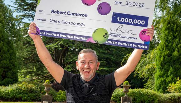 En esta imagen se aprecia a Robert Cameron, el hombre que ganó más de un millón de euros en la lotería por un consejo de su madre. (Foto: @TNLUK / Twitter)