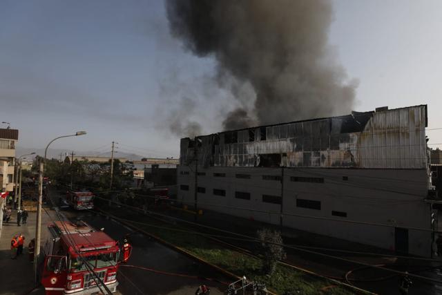 Un incendio de gran magnitud se registra en el interior de una fábrica textil, situada en la avenida José La Mar, cooperación 27 abril, en el distrito de Ate Vitarte. (Foto: César Bueno/GEC)