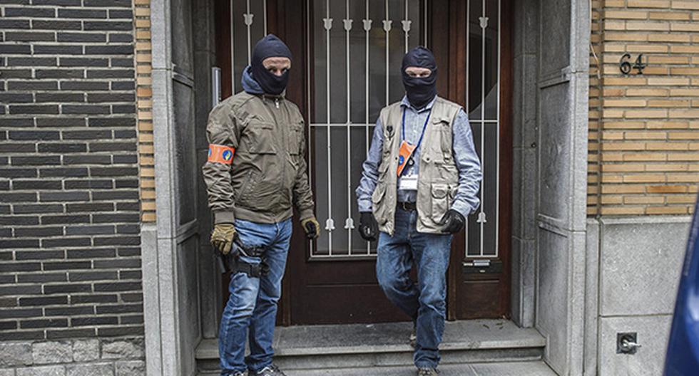 Policías belgas vigila el exterior de una vivienda en el distrito de Anderlecht-Bruselas durante una redada. (Foto: EFE)