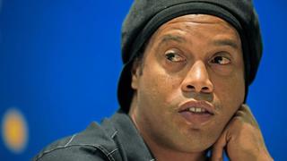 Ronaldinho: embargan 57 propiedades y le retienen los pasaportes por no pagar multas