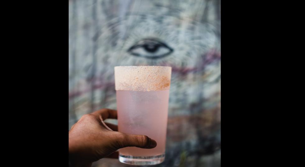 Aarón Díaz decora Paloma con sal de ají. Sin embargo, también recomienda hacerlo con una rebanada de toronja.  / Foto: Bar Carnaval.