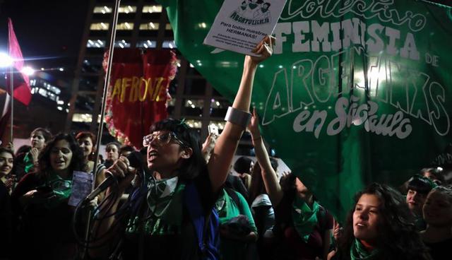 Las protestas en Brasil se producen en un momento en el que los senadores argentinos deciden sobre el proyecto de ley que establece la libertad de decisión de la mujer dentro de las primeras catorce semanas de gestación. | Foto: EFE