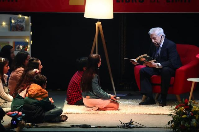 La tarde del domingo, Mario Vargas Llosa leyó su cuento "Fonchito y la luna" a decenas de niños en la FIL Lima 2019. Foto: Alessandro Currarino/ El Comercio.