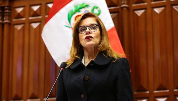 Mercedes Aráoz juró al cargo de presidenta encargada ante Pedro Olaechea. (Foto: Congreso)