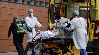 Reino Unido registra récord de 1.820 muertes por coronavirus en un día mientras hospitales parecen “zona de guerra”