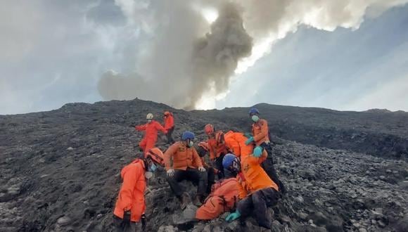 Esta fotografía tomada el 4 de diciembre de 2023 muestra a los rescatistas evacuando a una de las víctimas de las laderas del volcán Merapi, en Sumatra, Indonesia. (AFP).