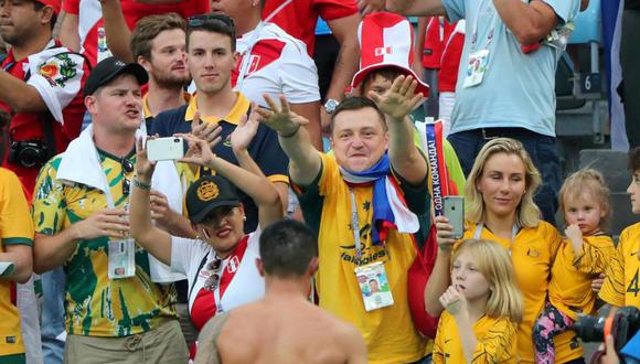 Tim Cahill le estaba regalando su indumentaria a un pequeño fanático de Australia cuando de pronto un seguidor peruano apareció en escena para quitársela bruscamente. El lamentable accionar ha dado que hablar en todo el mundo. (Foto: Reuters)