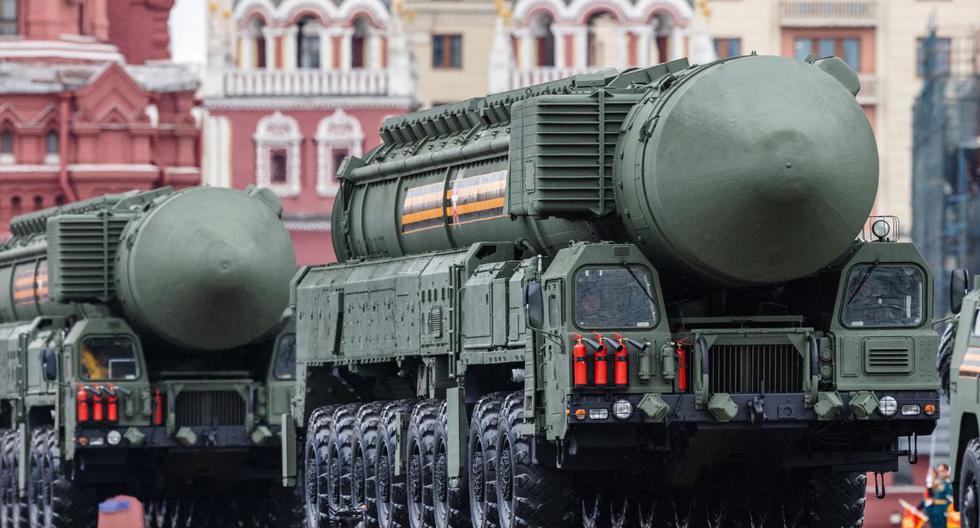 Los sistemas de misiles balísticos intercontinentales Yars RS-24 de Rusia se mueven a través de la Plaza Roja durante el desfile militar del Día de la Victoria en Moscú el 9 de mayo de 2021. (Dimitar DILKOFF / AFP).