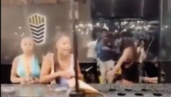 Por una porción de salsa extra, mujeres atacan negocio de comida rápida en Nueva York. (Captura de video).