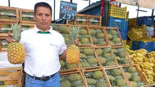 Productores de zonas cocaleras comercian en Santa Anita